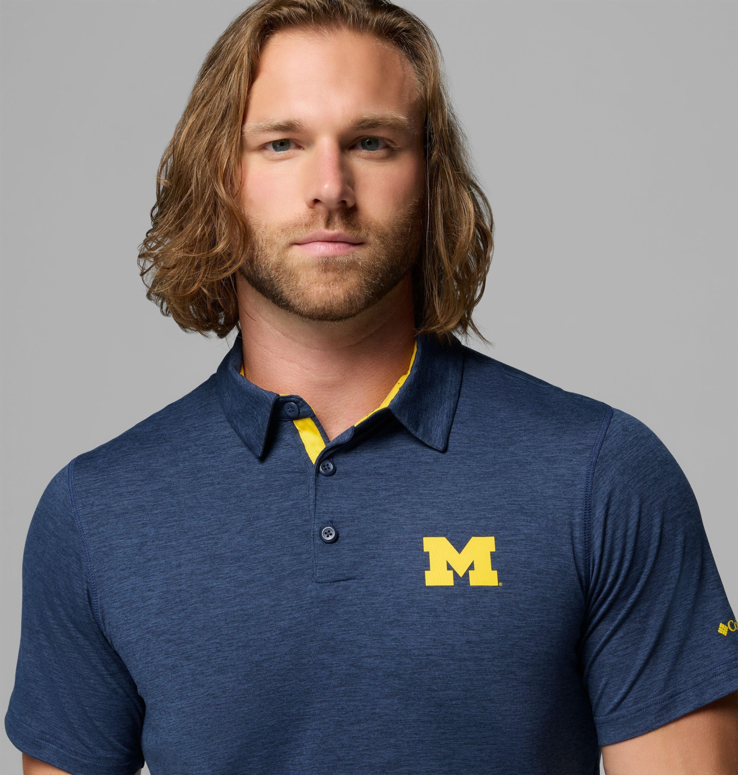herre collegiate tech trail polo – michigan