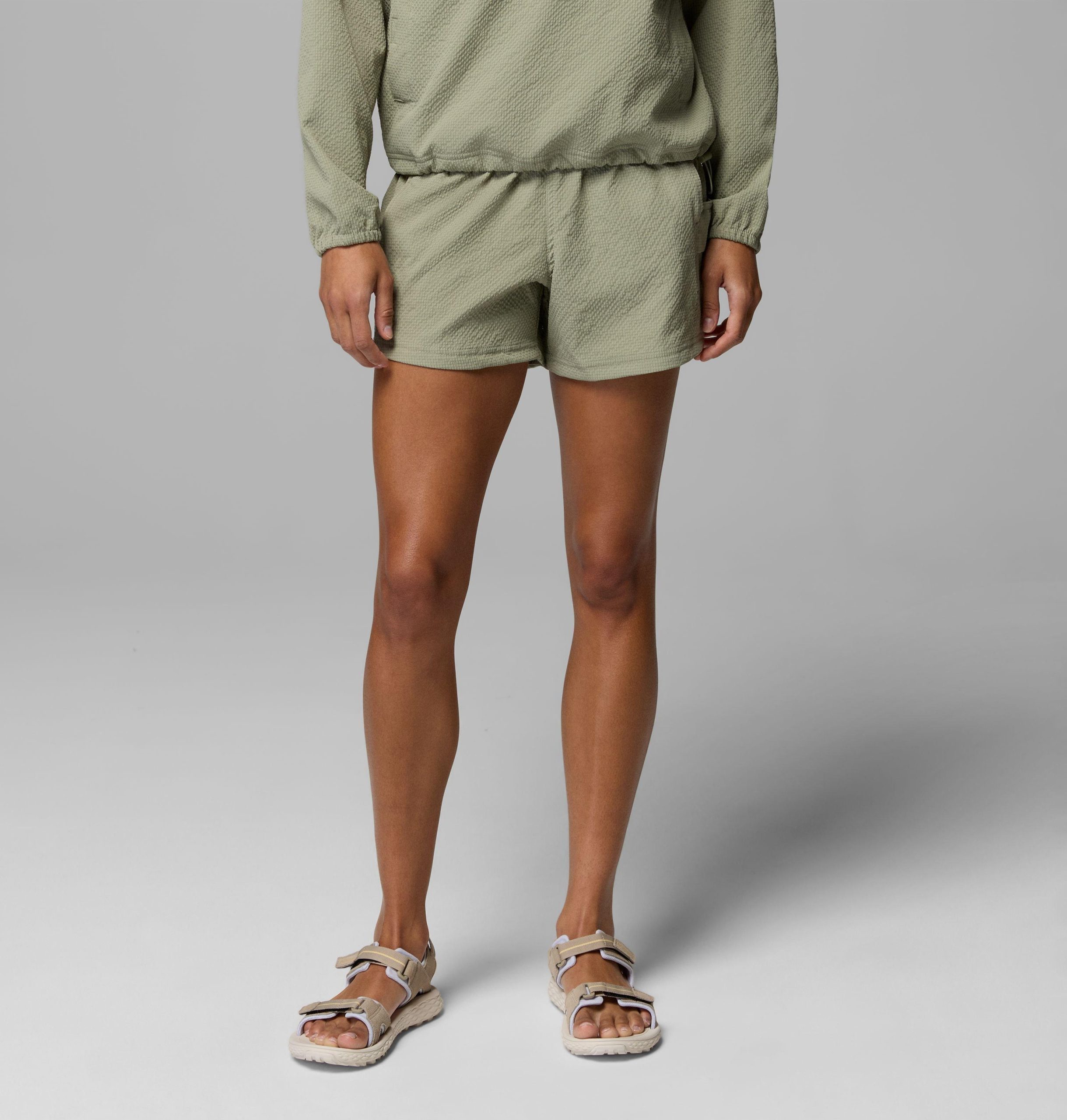 kvinner som er glade i sommershorts
