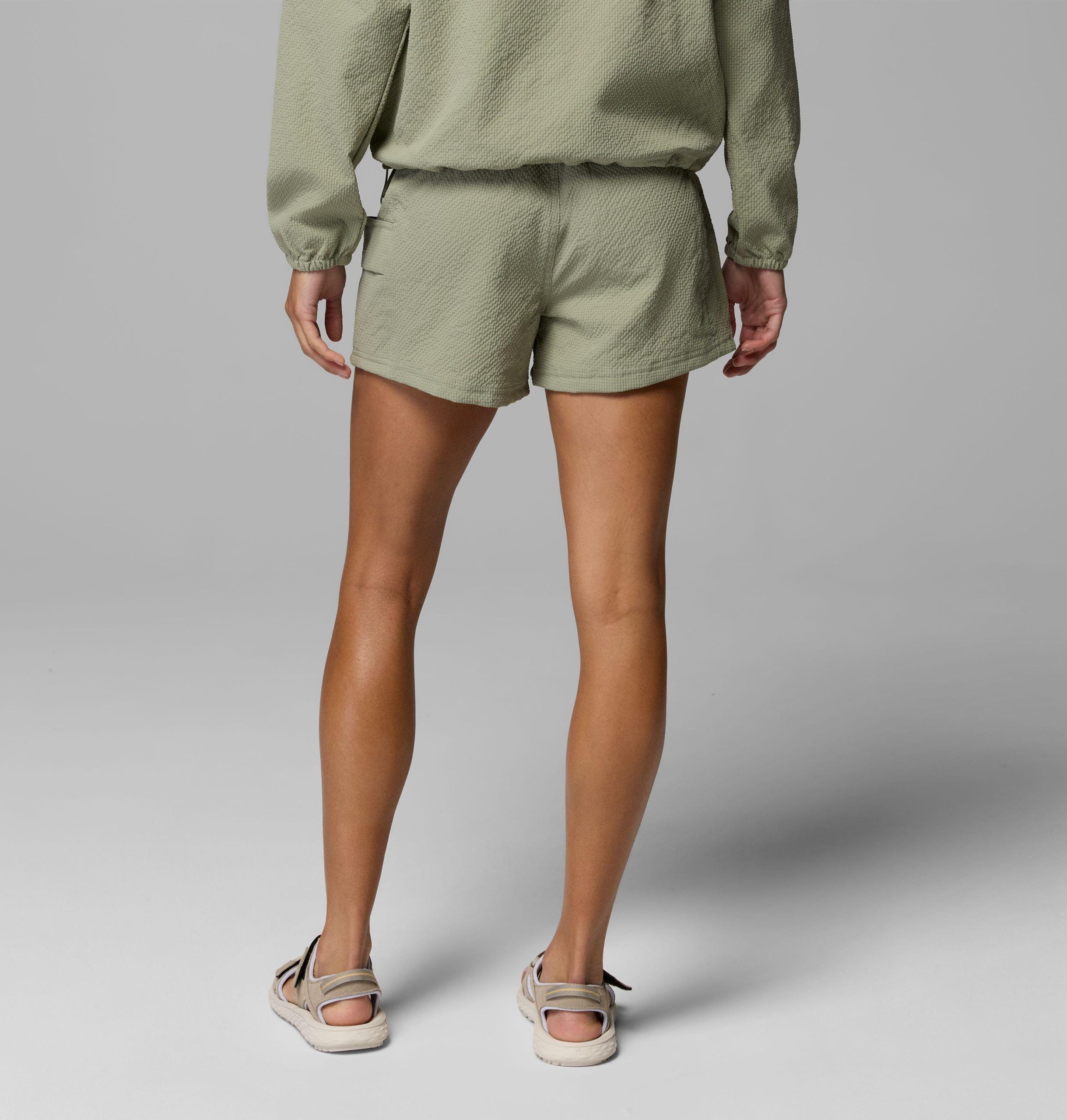 kvinner som er glade i sommershorts