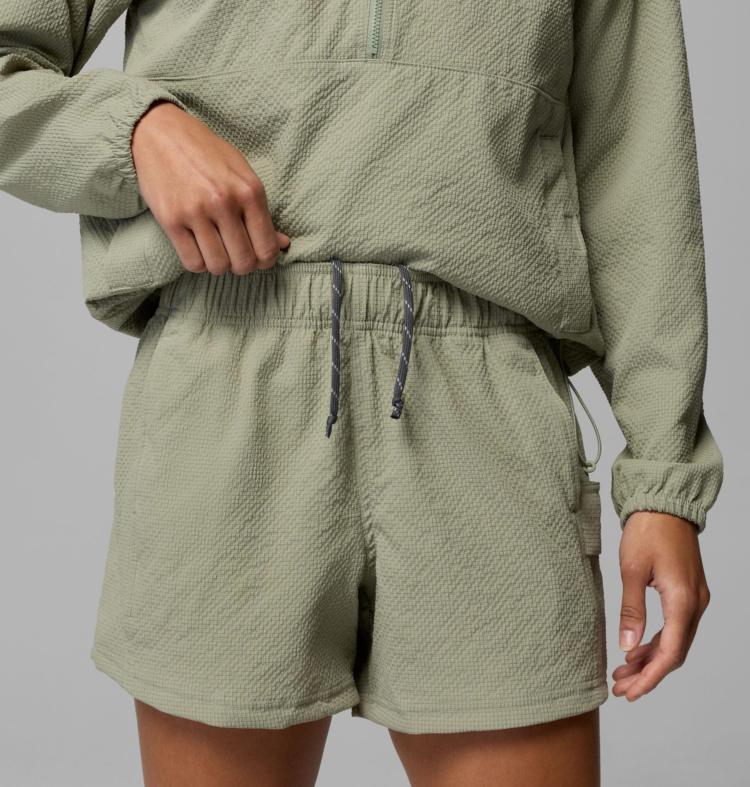 kvinner som er glade i sommershorts