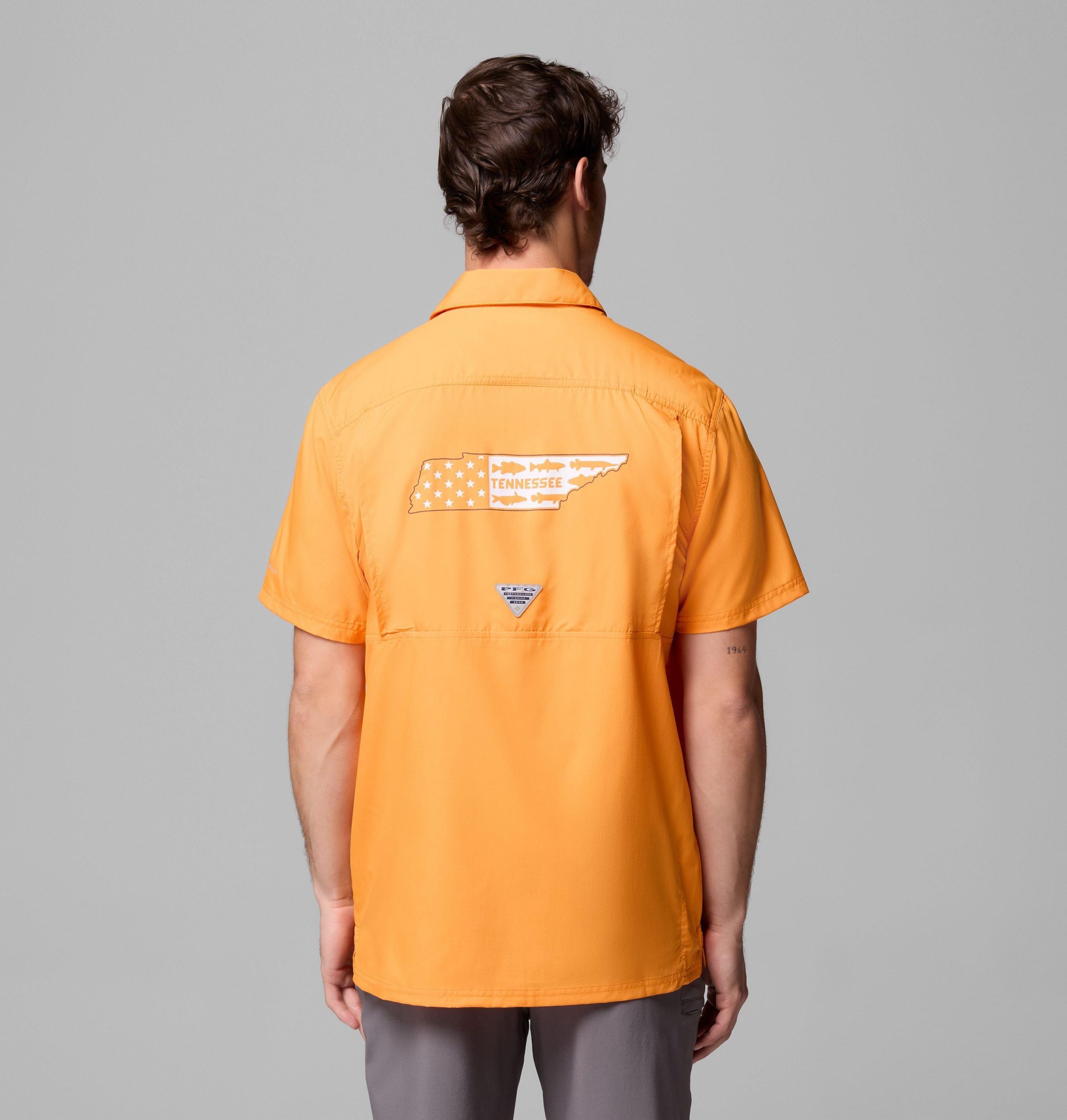 herre collegiate pfg slack tide camp-skjorte – tennessee
